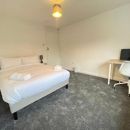 Spacious Bedroom In Beckton London Eksteriør billede