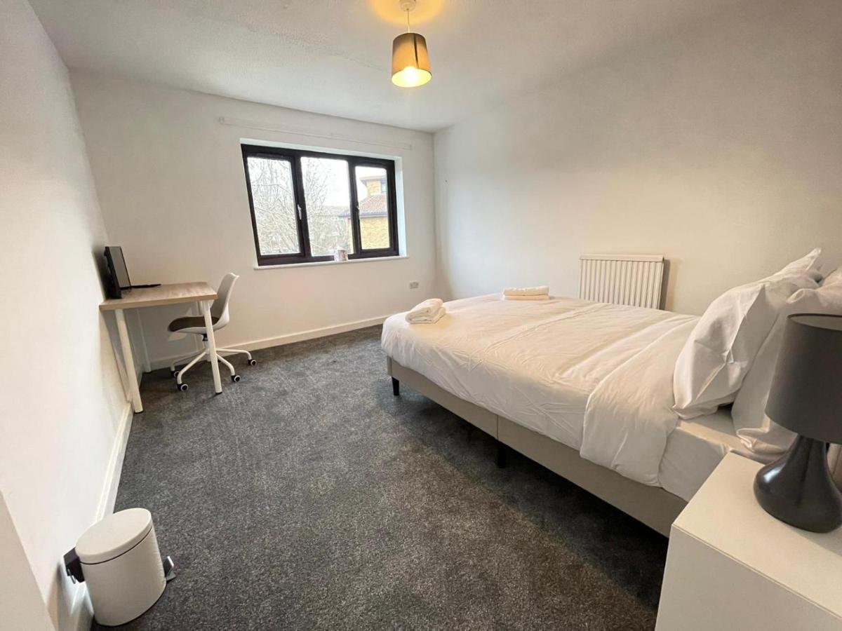 Spacious Bedroom In Beckton London Eksteriør billede
